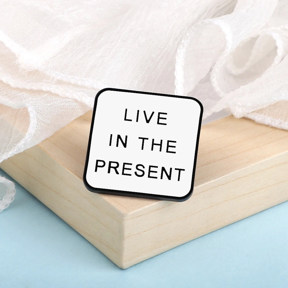 Life Motto Quotes Enamel Pins Creative ‘Never Give Up’ ‘Live in the Present’ Brooch Banner Slogan Badge Jewelry Gift for Friends