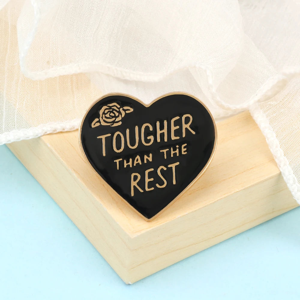 Life Motto Quotes Enamel Pins Creative ‘Never Give Up’ ‘Live in the Present’ Brooch Banner Slogan Badge Jewelry Gift for Friends