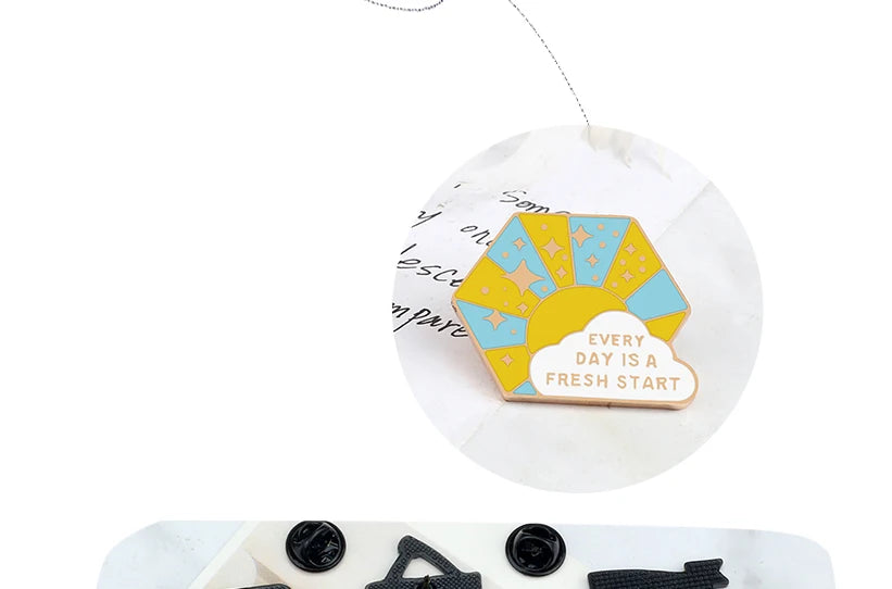Life Motto Quotes Enamel Pins Creative ‘Never Give Up’ ‘Live in the Present’ Brooch Banner Slogan Badge Jewelry Gift for Friends