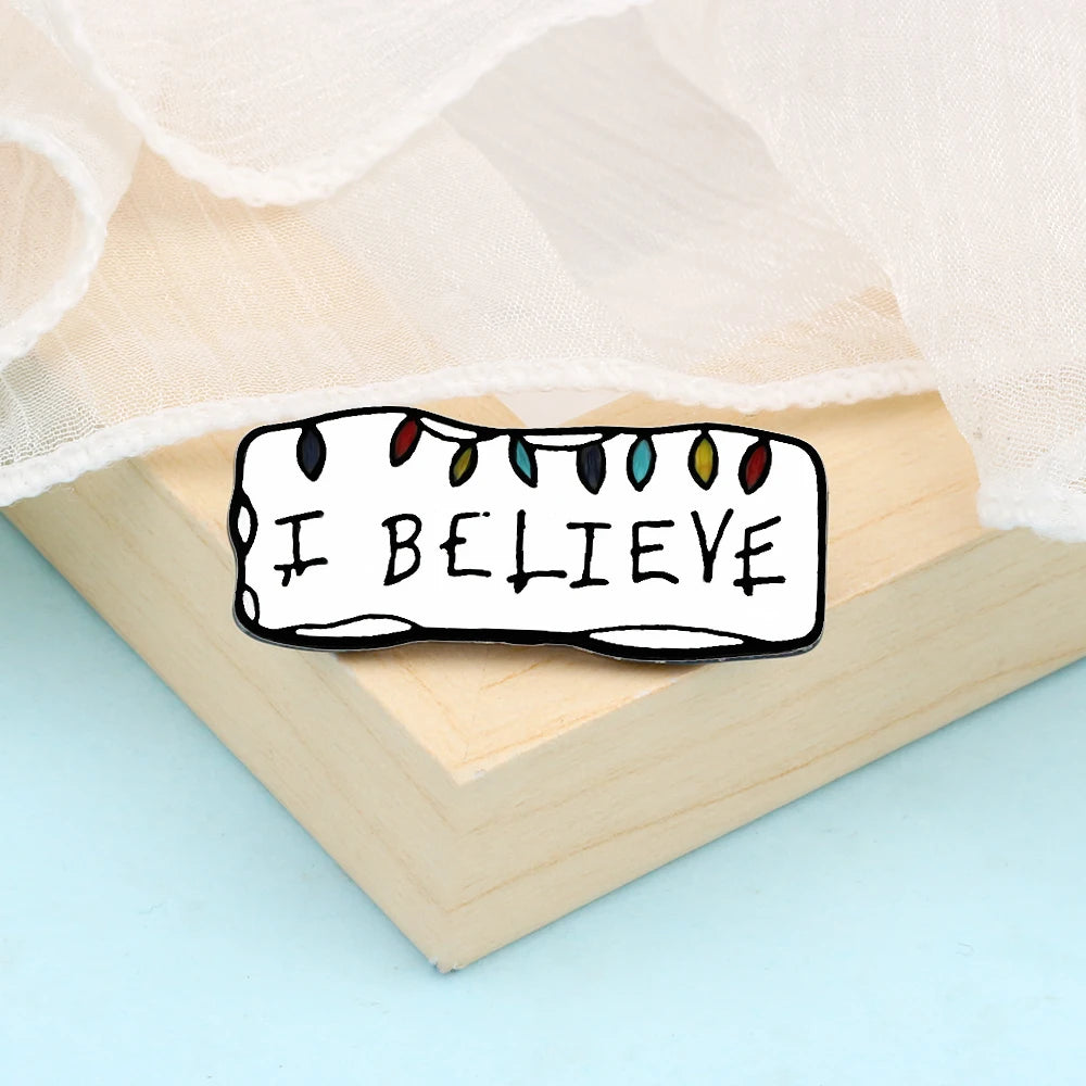 Life Motto Quotes Enamel Pins Creative ‘Never Give Up’ ‘Live in the Present’ Brooch Banner Slogan Badge Jewelry Gift for Friends