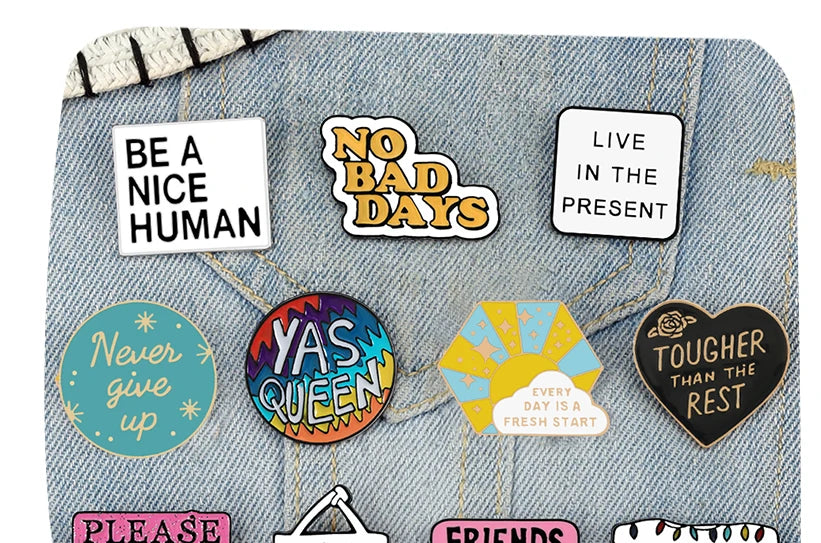 Life Motto Quotes Enamel Pins Creative ‘Never Give Up’ ‘Live in the Present’ Brooch Banner Slogan Badge Jewelry Gift for Friends
